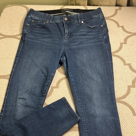Torrid Bombshell Skinny Premium Stretch Women's Blue Jeans - Picture 16 of 17